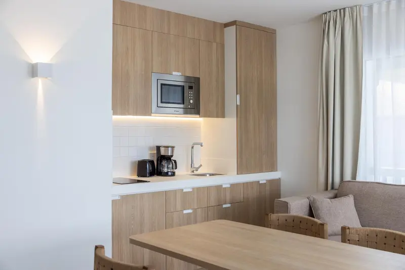 Cuisine moderne avec plan de travail et électroménager.