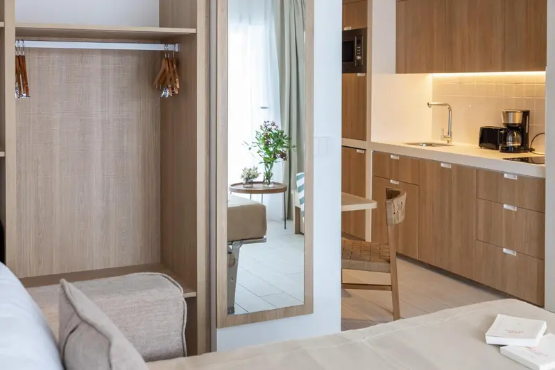 Une kitchenette moderne s'ouvre sur un espace de vie lumineux.