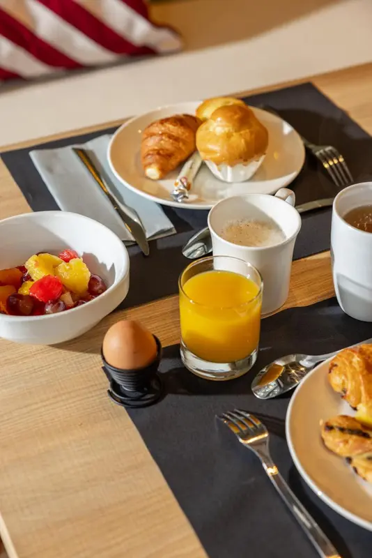 Un petit-déjeuner est servi sur une table en bois.