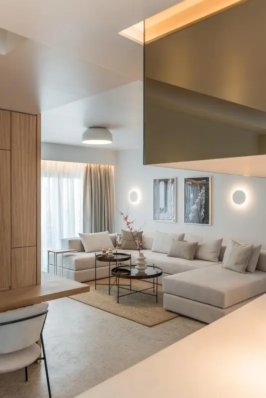 Un espace de vie moderne avec un canapé d'angle et une table basse.