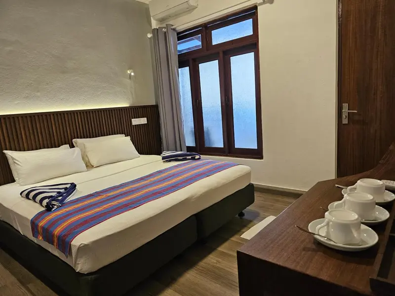 Une chambre lumineuse avec un grand lit et une table basse.