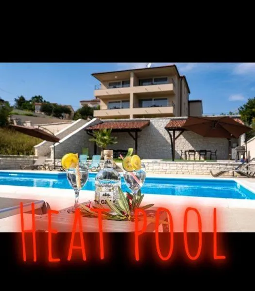 Une piscine avec des boissons rafraîchissantes au premier plan et un bâtiment à l'arrière-plan.