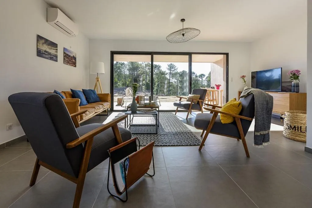 Espace de détente intérieur avec canapés et fauteuils.