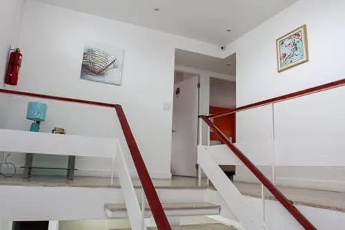 Un escalier moderne mène à un palier lumineux.