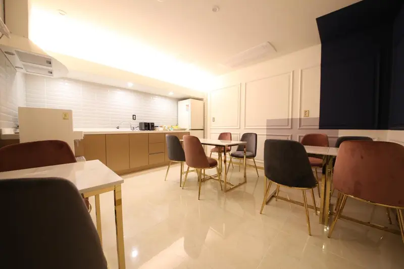 Une salle lumineuse avec des tables et des chaises pour les repas.
