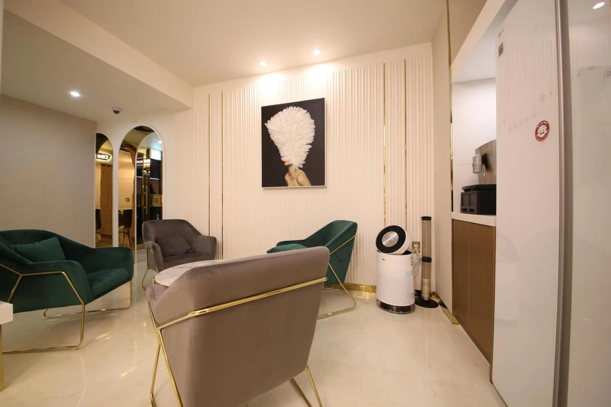 Espace de détente avec canapés et tableau décoratif.