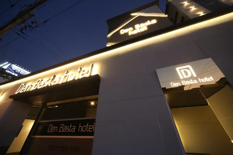 Façade d'un bâtiment avec l'enseigne lumineuse d'un hôtel.