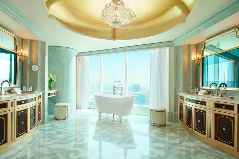 Luxueuse salle de bain avec baignoire et doubles vasques.