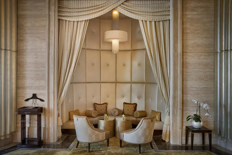 Un coin salon intime avec des fauteuils et des coussins décoratifs.