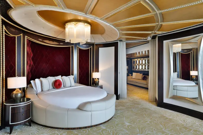 Une chambre à coucher luxueuse avec un lit rond et un décor opulent.