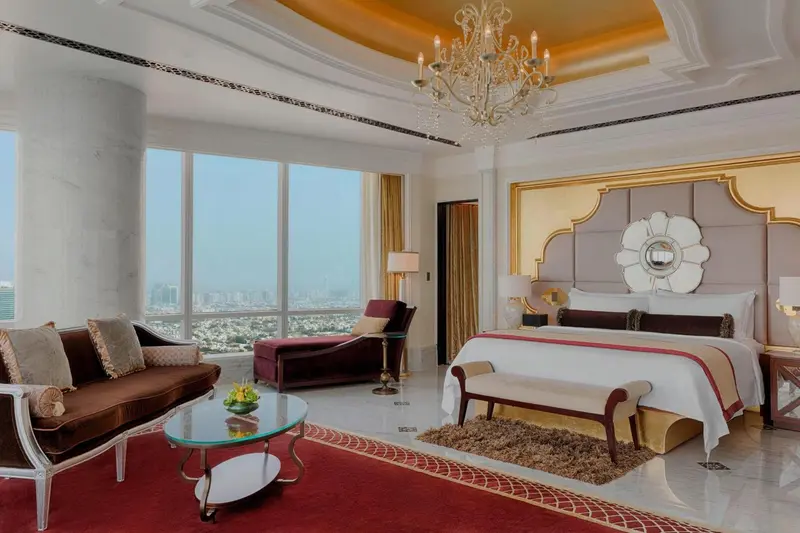 Chambre spacieuse et lumineuse avec un grand lit et un coin salon.