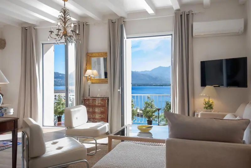 Un salon lumineux s'ouvre sur une vue dégagée sur la mer.