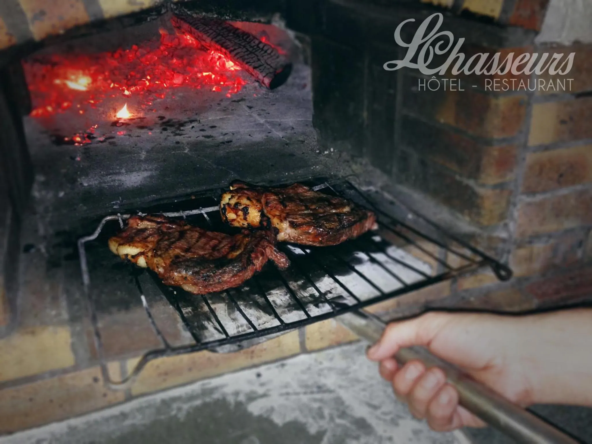Viande grillée sur un barbecue en pierre.