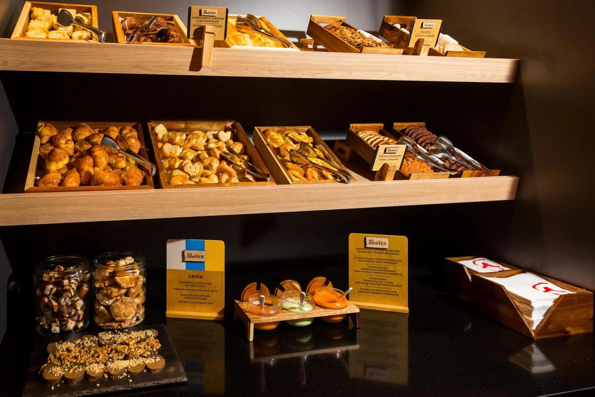 Présentation de viennoiseries et de céréales sur un buffet.
