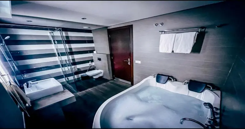 Une salle de bain moderne avec baignoire et douche à l'italienne.
