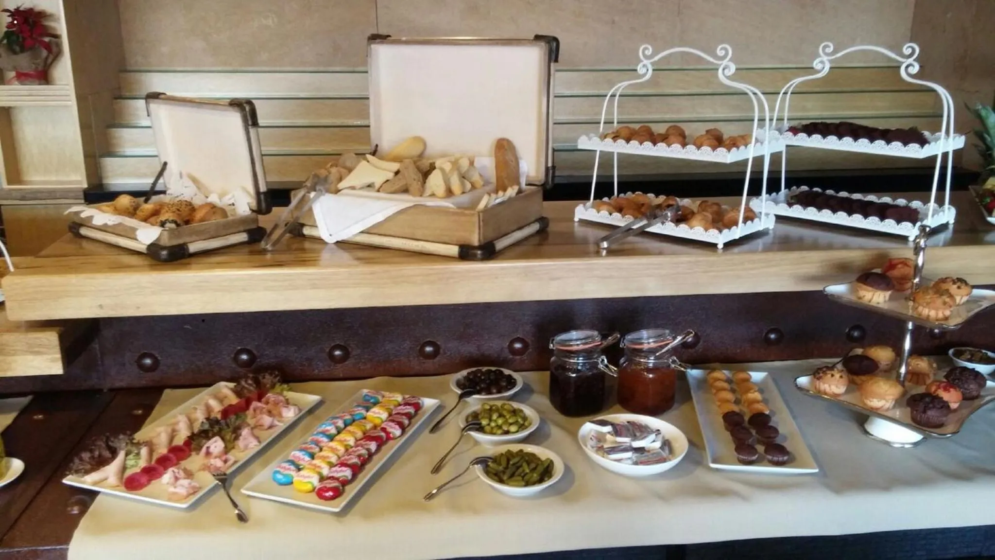 Un buffet propose une variété de viennoiseries, de pâtisseries et de petits déjeuners.