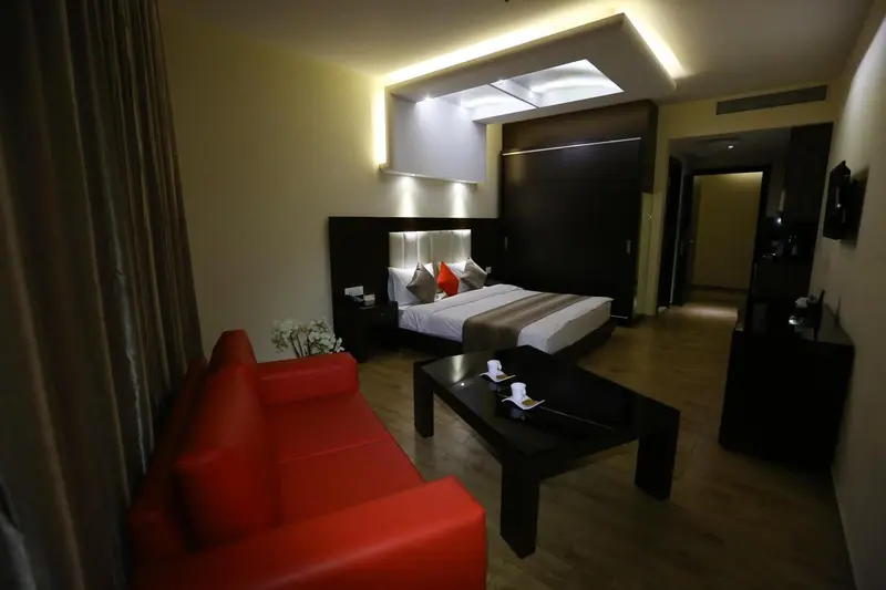 Une chambre moderne avec un lit double et un coin salon.