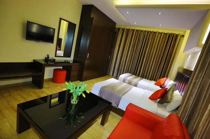 Une chambre d'hôtel moderne avec un lit double et un coin salon.