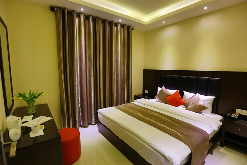 Une chambre d'hotel avec un lit double et une décoration sobre.