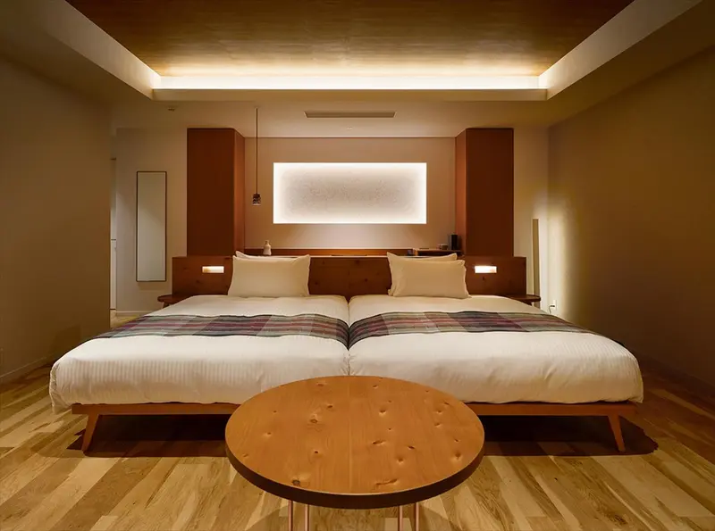 Une chambre lumineuse avec un grand lit et une table basse.