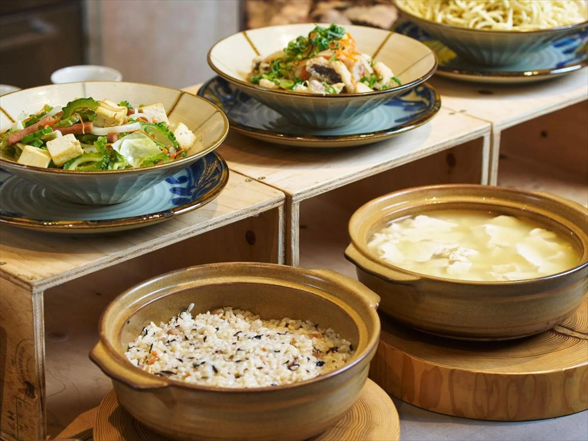 Présentation de plats variés sur un buffet.