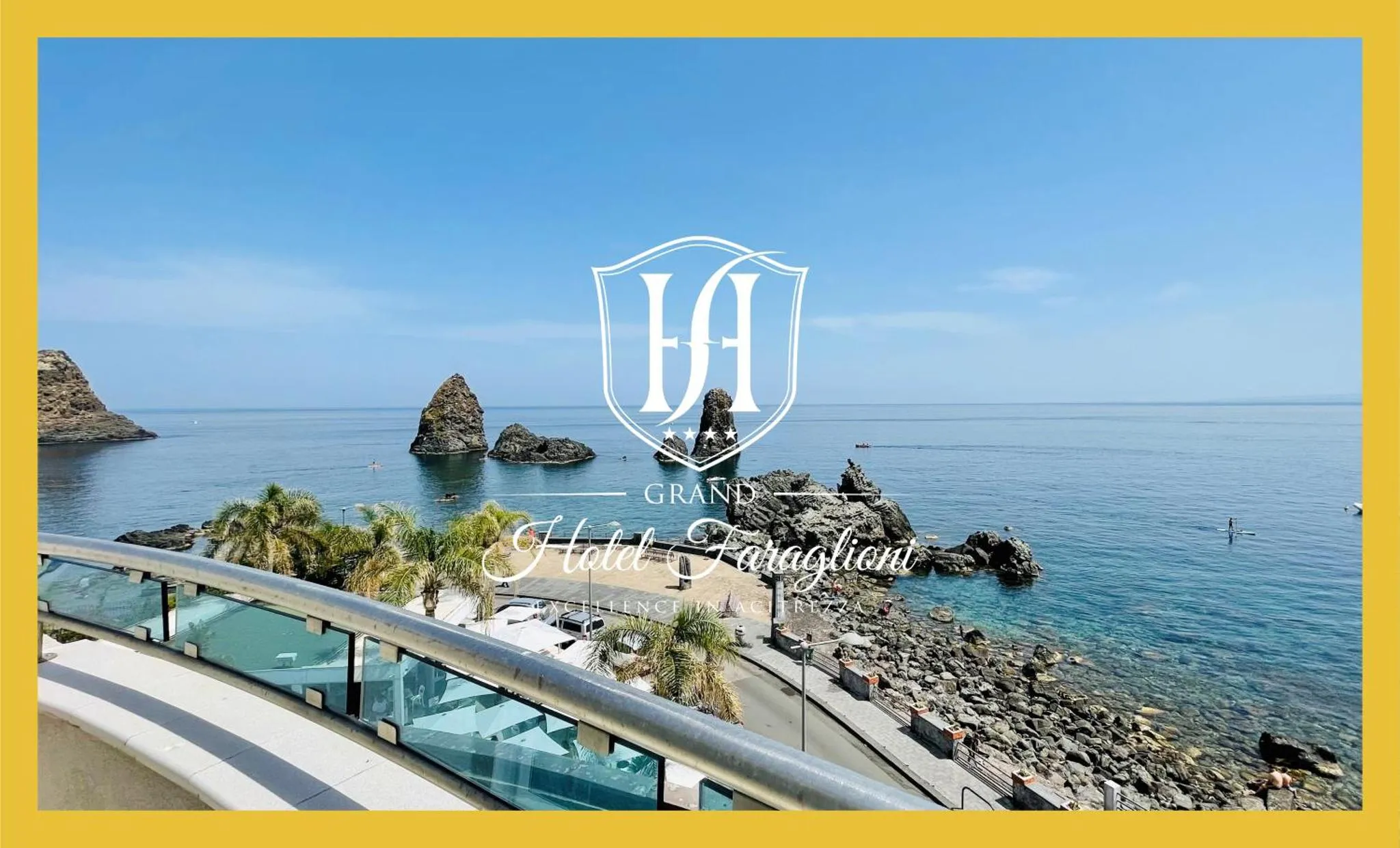 Vue sur la mer depuis une terrasse avec garde-corps en verre.