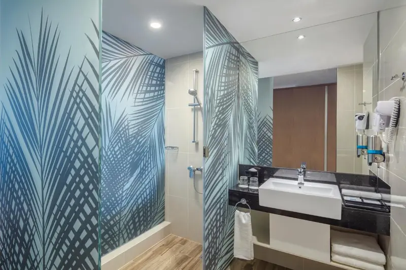 Une salle de bain moderne avec douche et lavabo.