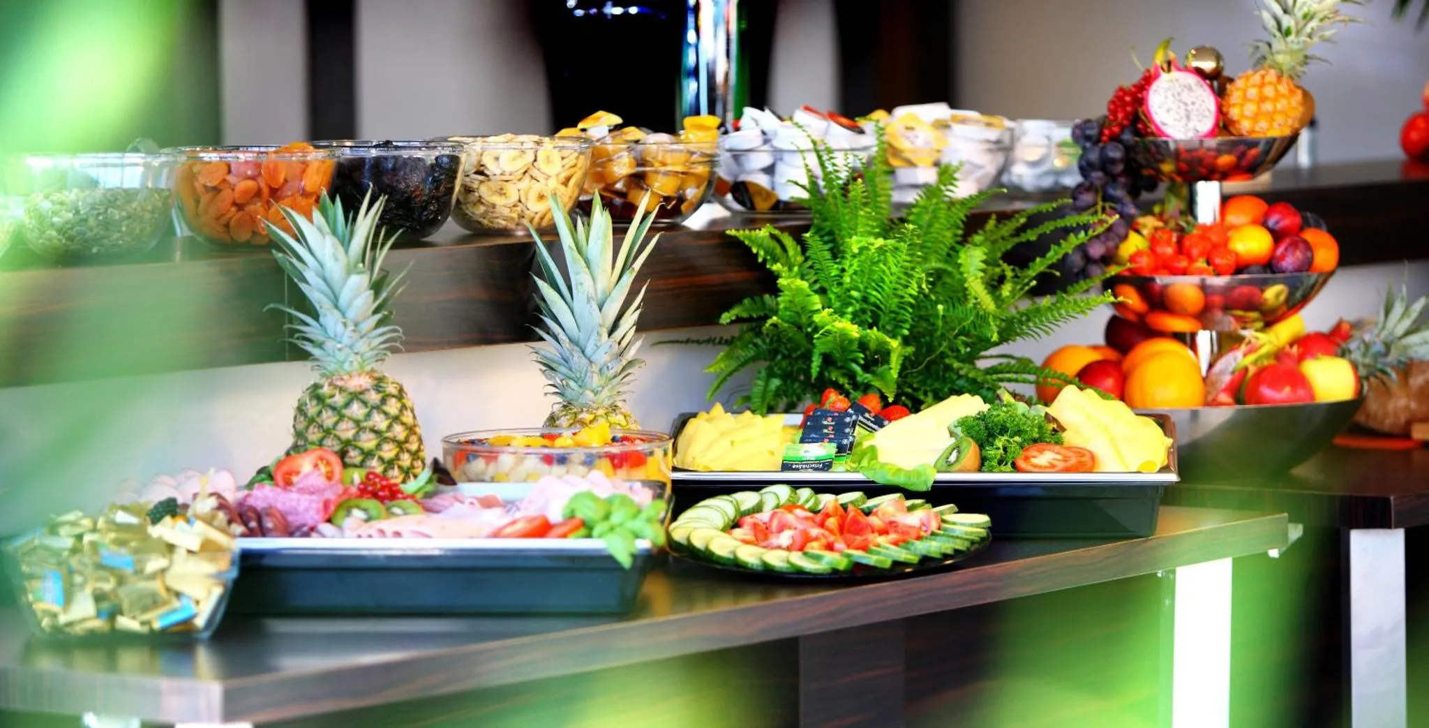 Un buffet de fruits frais est présenté sur un comptoir.