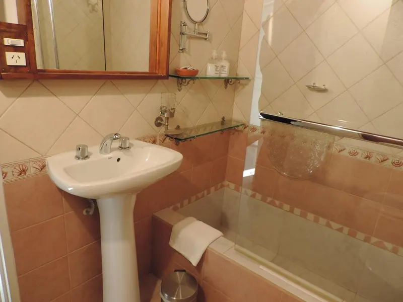 Une salle de bain claire avec une baignoire et un lavabo.