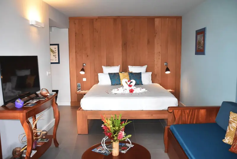 Une chambre lumineuse avec un grand lit et une décoration florale.