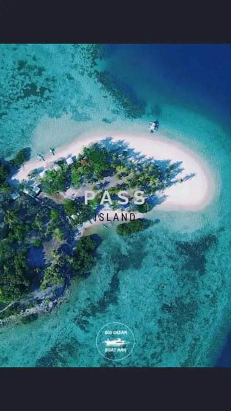 Vue aérienne d'une île tropicale avec une plage de sable blanc et une végétation luxuriante.