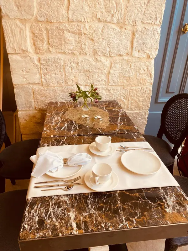 Une table est dressée avec de la vaisselle et des couverts.