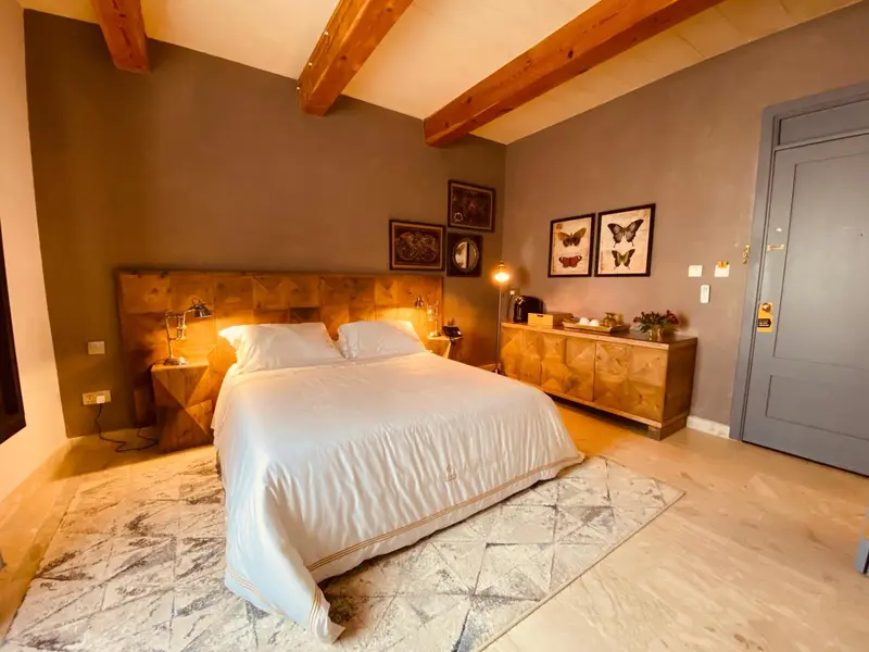 Une chambre à coucher avec un grand lit et une décoration rustique.