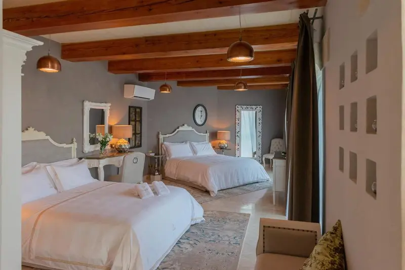 Une chambre lumineuse avec deux lits et une décoration soignée.