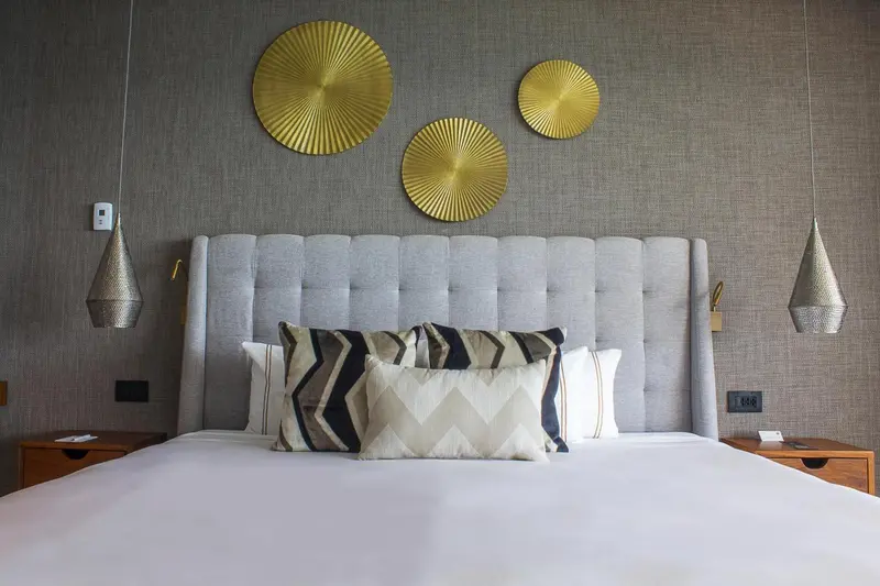 Un lit confortable avec des oreillers décoratifs dans une chambre.
