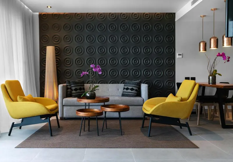 Un salon moderne avec canapé, fauteuils et table basse.