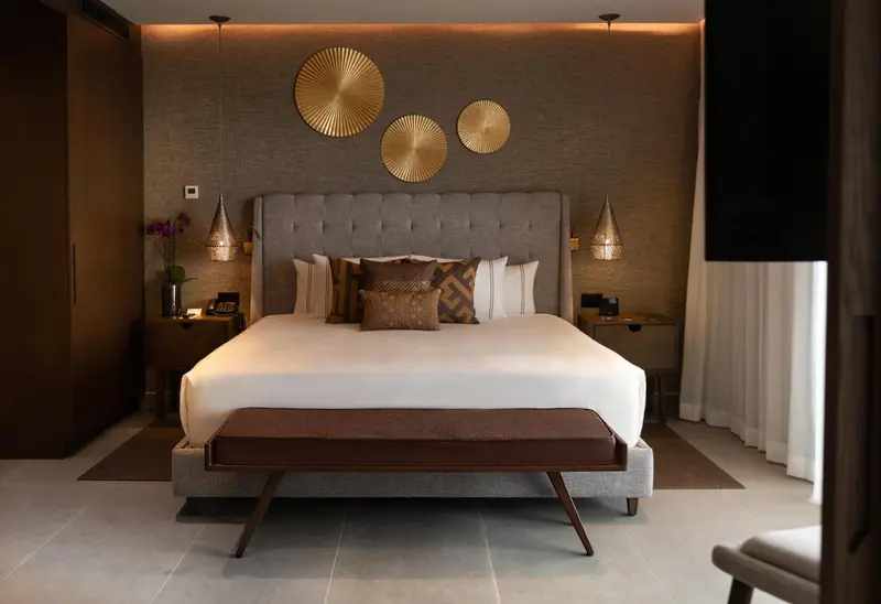 Une chambre spacieuse avec un grand lit et une décoration soignée.
