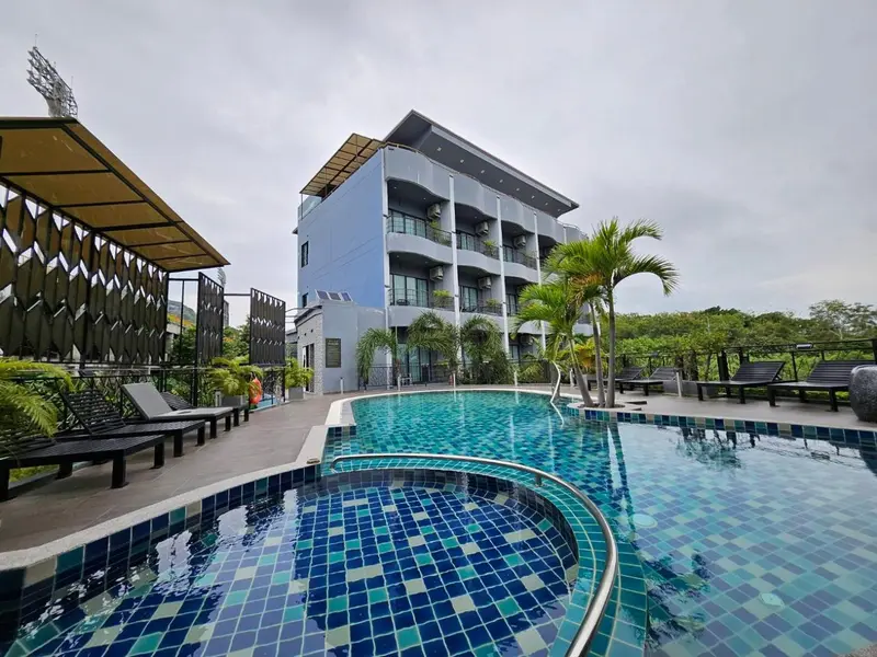 Bâtiment moderne avec piscine et mobilier de jardin.