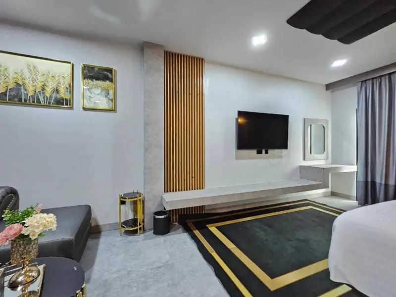 Une chambre moderne avec un lit et un coin salon.