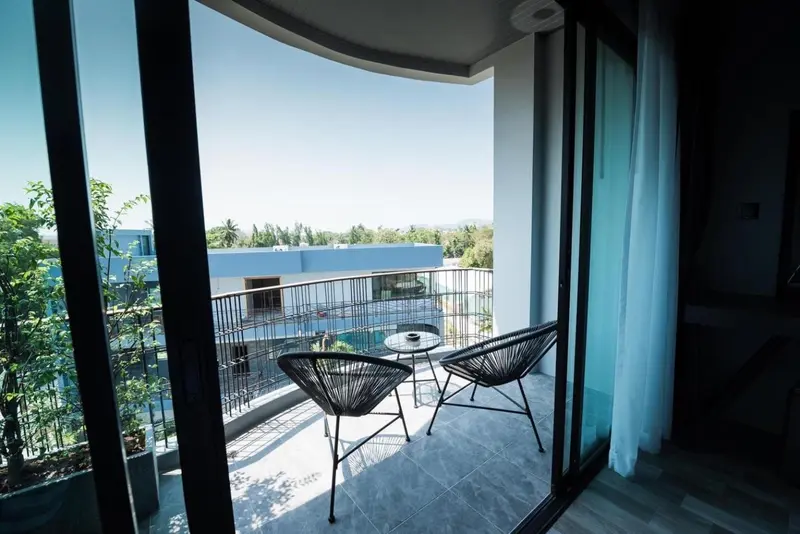 Vue sur une terrasse avec deux fauteuils et une table basse.