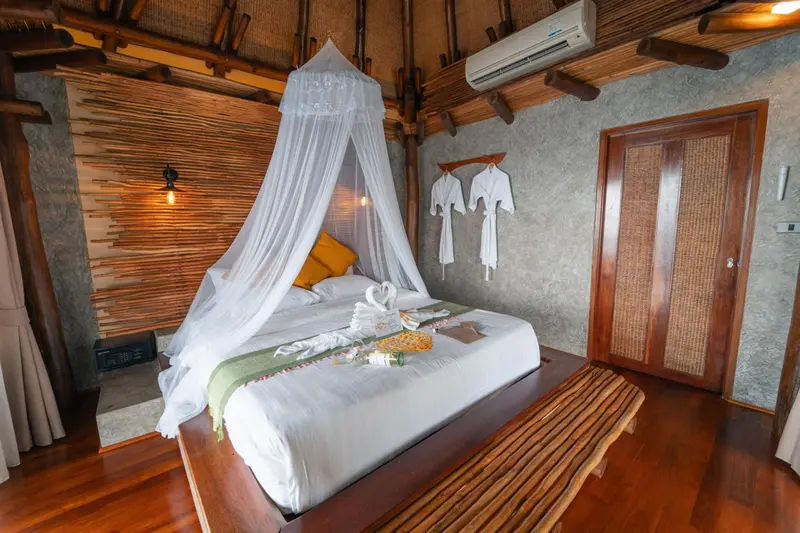 Une chambre avec un lit à baldaquin et une décoration soignée.