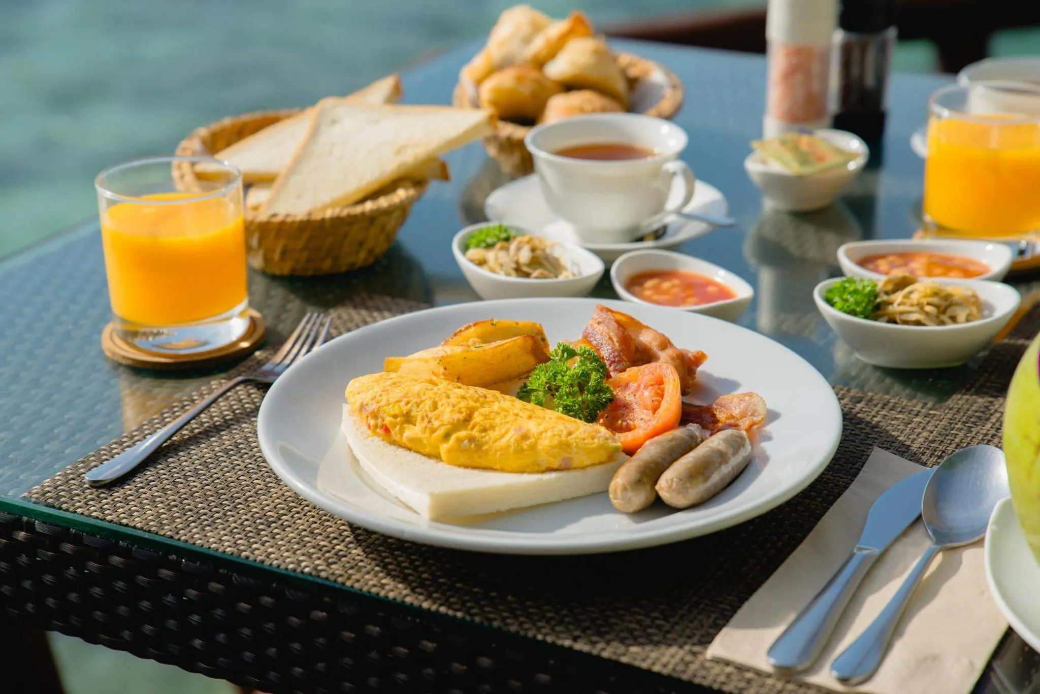 Une table est dressée avec un petit-déjeuner copieux.