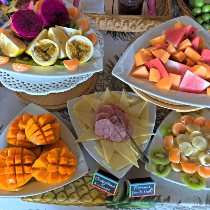 Assortiment de fruits frais et de fromages présentés sur un buffet.
