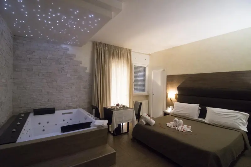 Une chambre avec un lit et un jacuzzi.