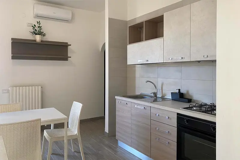 Une cuisine moderne avec un plan de travail et une table à manger.