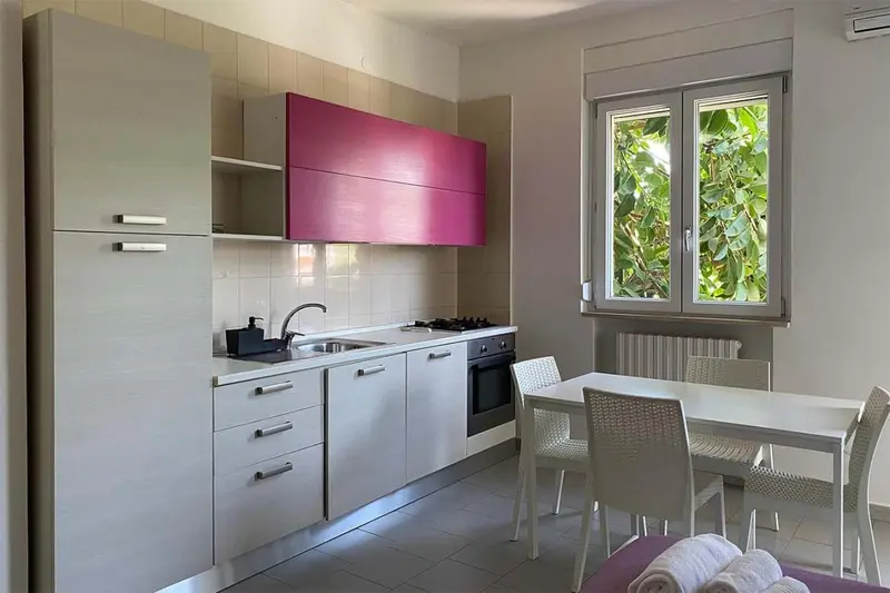 Une cuisine moderne avec un plan de travail et une table à manger.
