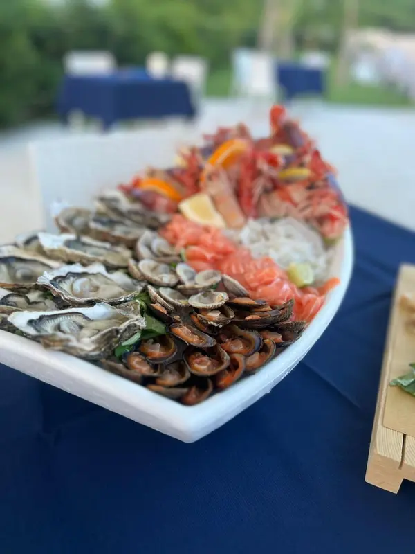 Assortiment de fruits de mer frais présenté sur un plateau.