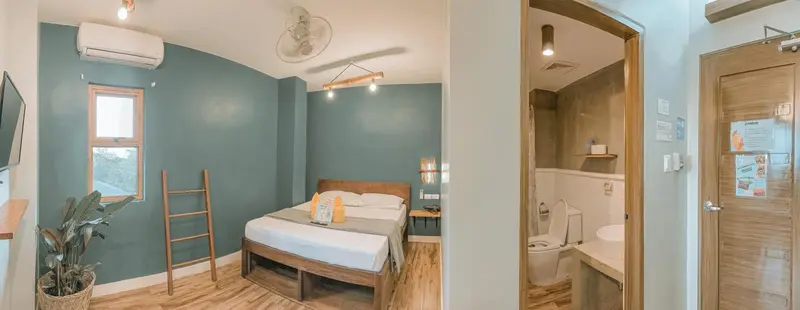 Une chambre lumineuse avec un lit et un accès à une salle de bain.