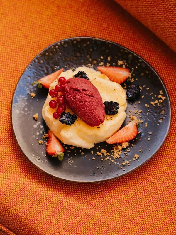 Assiette de dessert à la crème, aux fruits rouges et aux baies.