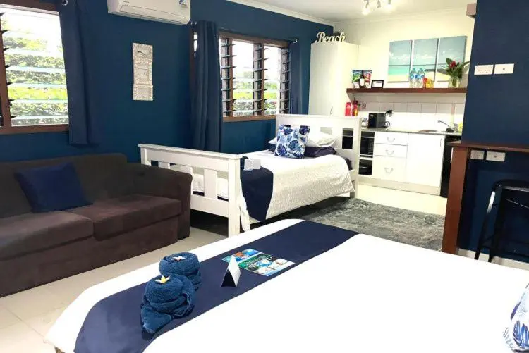 Une chambre avec un lit et un coin salon.